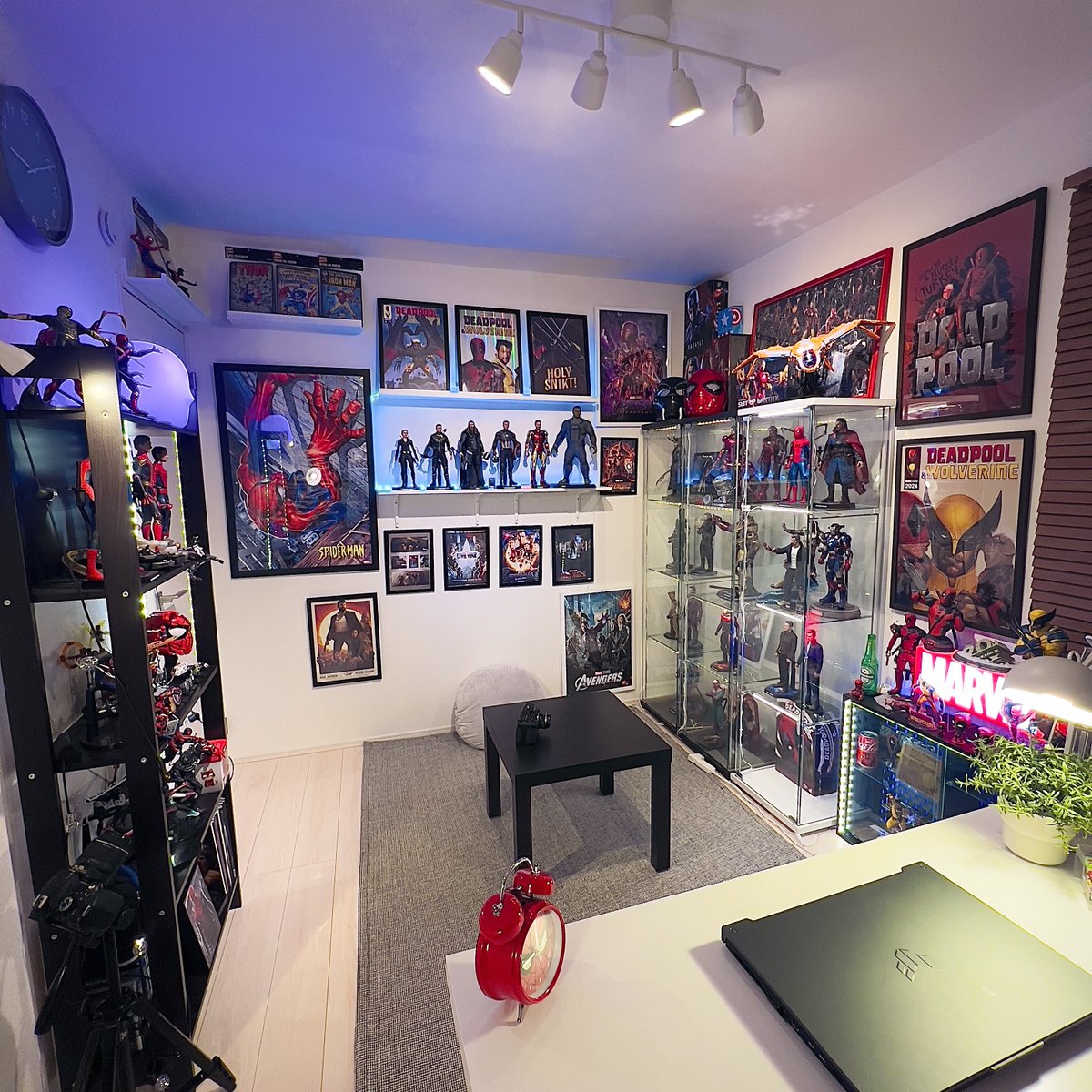 こちらがMARVELに呪われた男の部屋です。