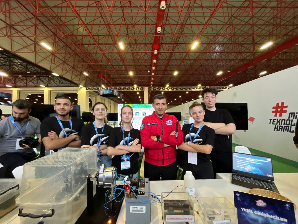 <a href="/BaykarTech/">BAYKAR</a> Yönetim Kurulu Başkanı ve <a href="/T3Vakfi/">TR Teknoloji Takımı</a> Mütevelli Heyet Başkanı Sn. <a href="/Selcuk/">Selçuk Bayraktar</a> Bayraktar standımızı ziyaret ederek öğrencilerimizin projelerini dinledi ve sohbet etti. Kendilerine teşekkür ederiz. 🚀 

#Teknofest
#BahçeşehirKoleji 
#SıraSende