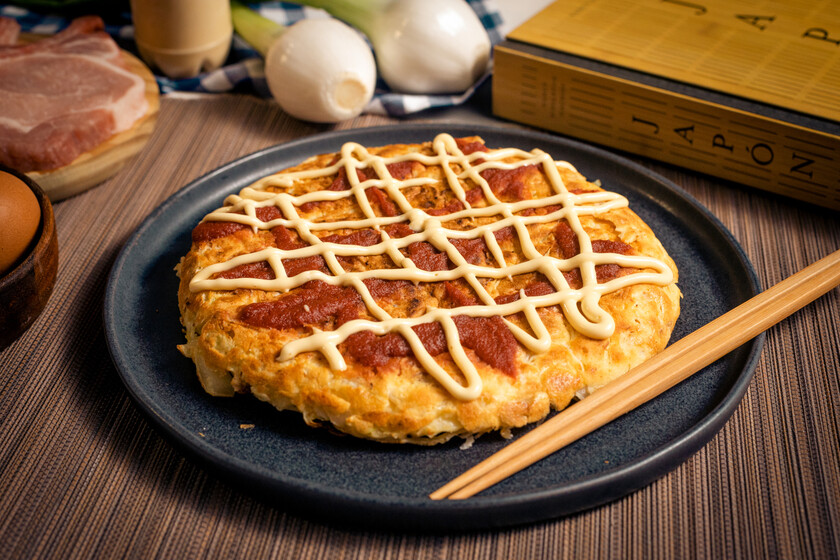Receta de okonomiyaki: cómo preparar la auténtica tortilla japonesa, la comida rápida más popular de Japón dlvr.it/TCzKqZ vía <a href="/directopaladar/">DAP</a>