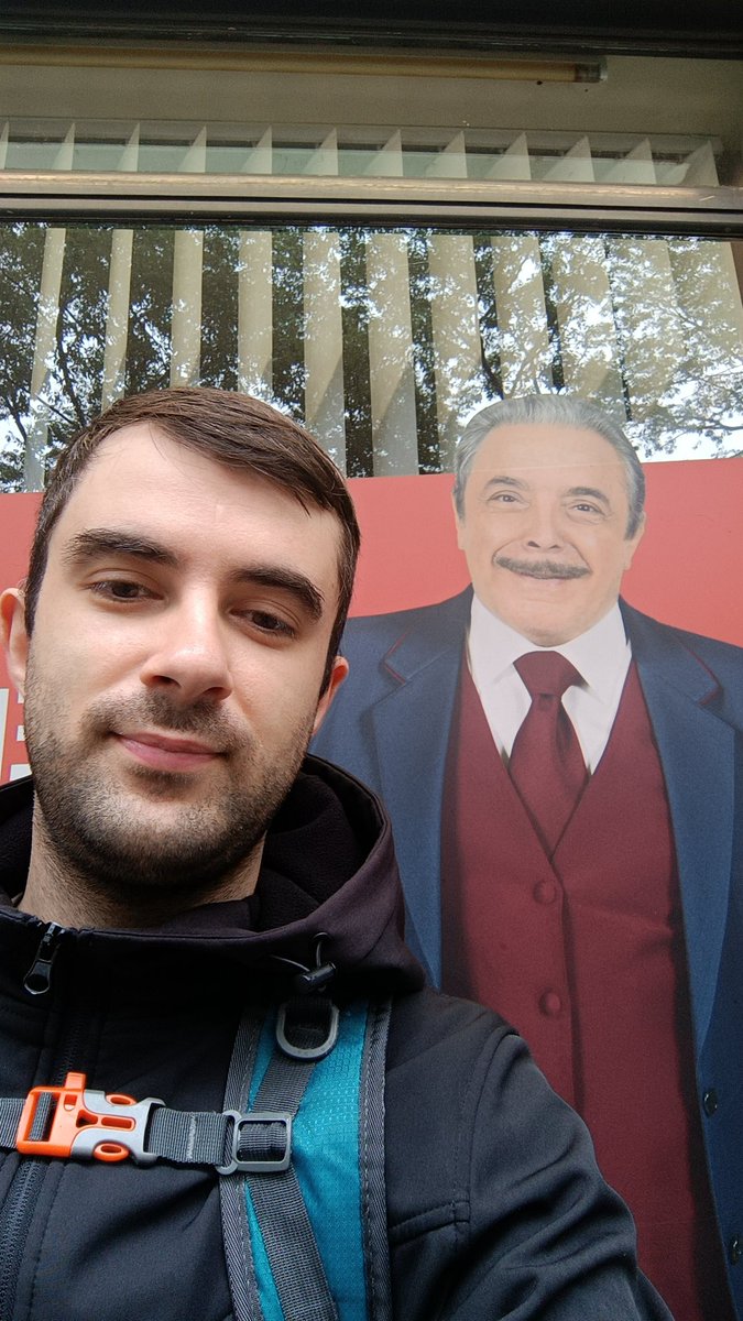 Ho avuto la fortuna di incontrare <a href="/ninofrassicaoff/">NinoFrassicaOfficial</a>
Persona squisita, cotta a puntino.
In televisione sembra più basso.