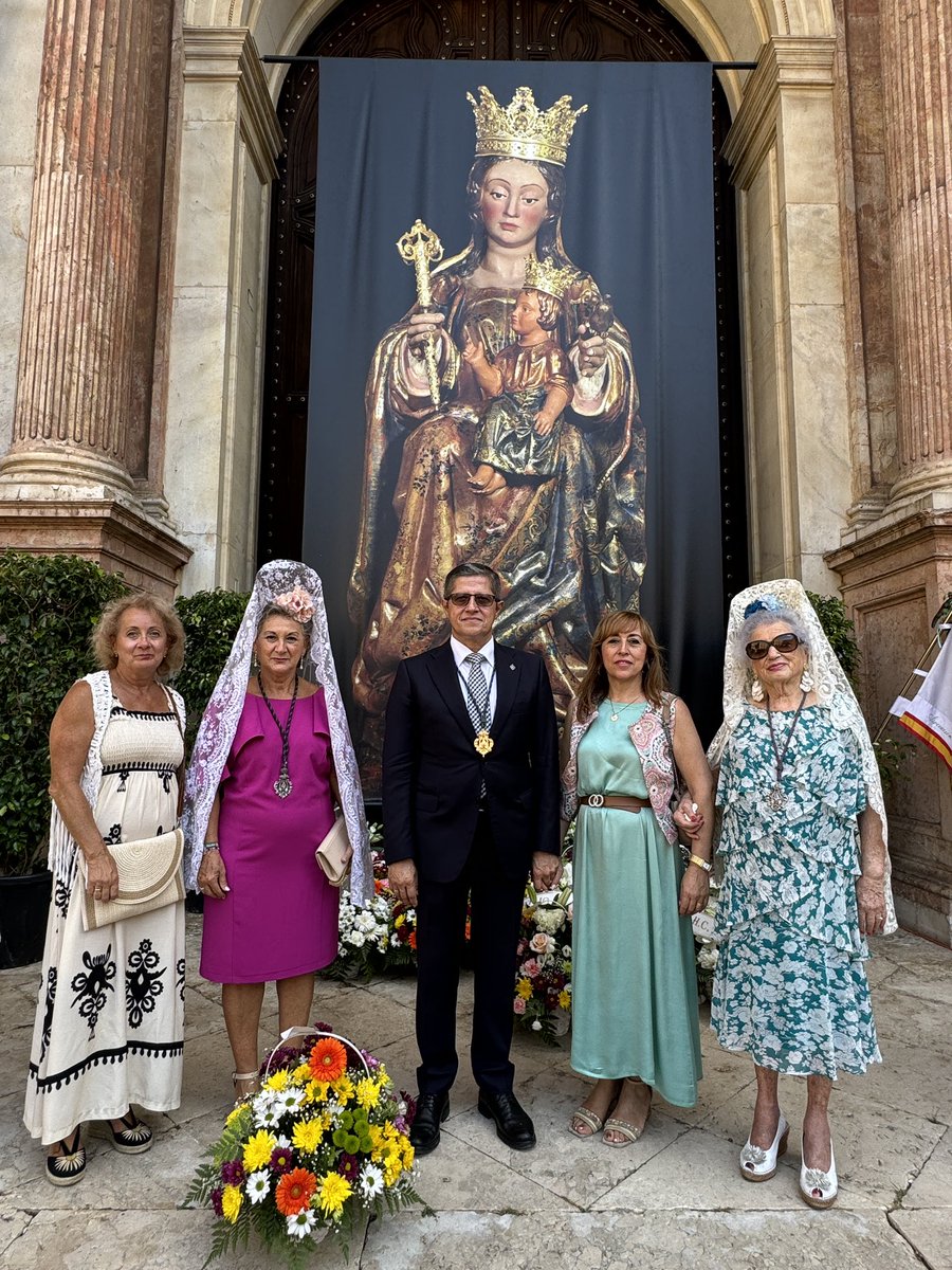 🔴 La Santa Iglesia Catedral de nuestra ciudad ha acogido en esta festiva mañana la ofrenda floral a la Virgen de la Victoria. Nuestra hermandad ha participado un año más. 

#VirgendelaCabeza #CofradíasMLG