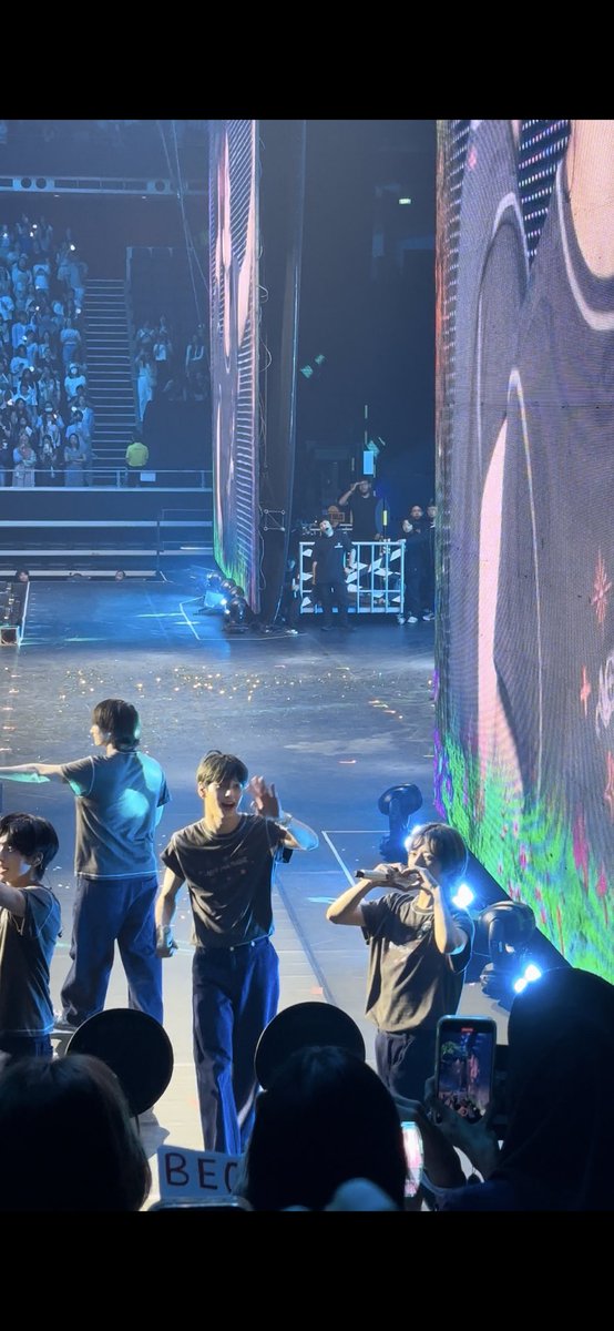 purplelight's tweet photo. 🫶🫶🥹 #TXT_in_SG https://t.co/ve9647E46J
