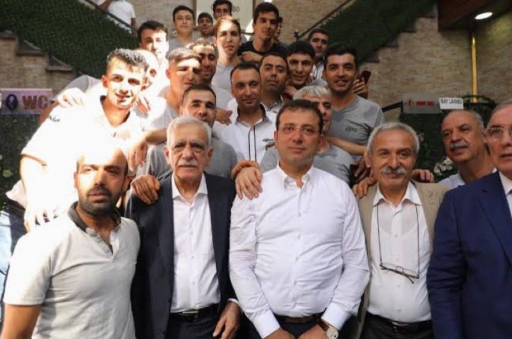 Mustafa Kemal'in Askeri olmak için çıktığı yolda DEM'in ayakçısı oldu.