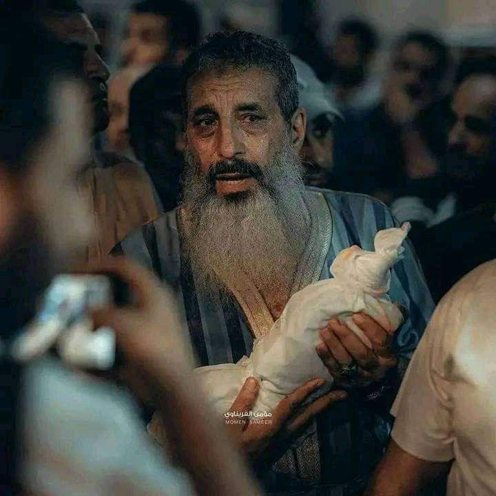 adhamsharkawi's tweet photo. أثقل ما يحمله الآباء
هي جثث صغارهم! 💔 https://t.co/K8lCWaxBdB