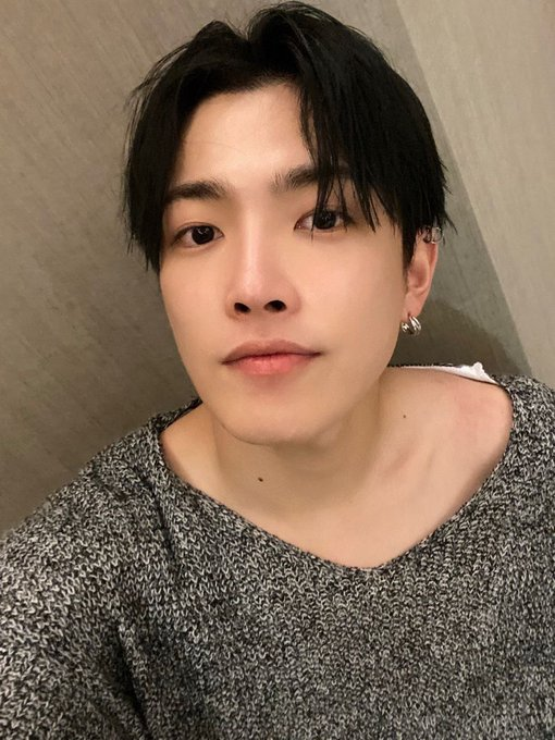 the neck and the collarbones are in dire need of decorations aka hickeys