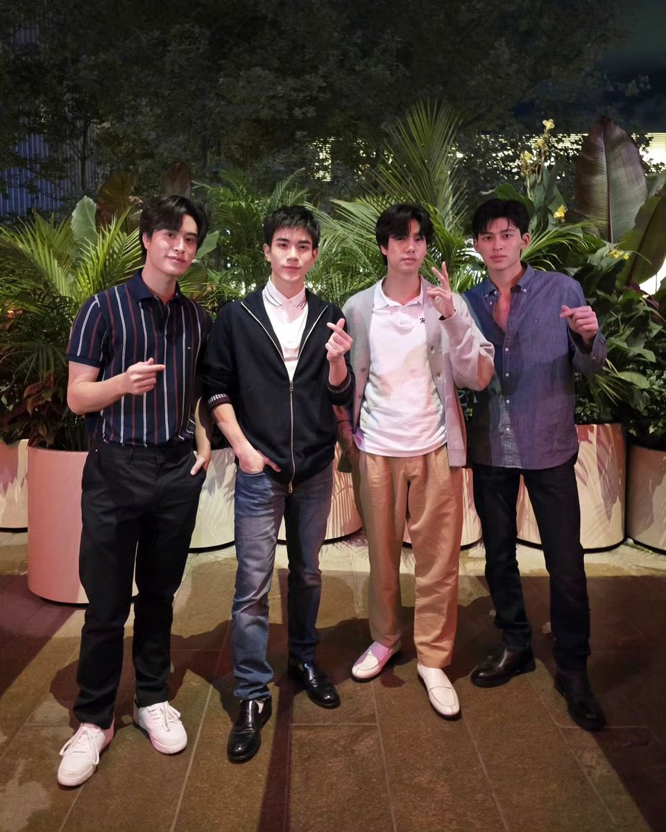 taekookssie's tweet image. One direction is finally back yall 😭😭THEYRE BACK AFTER ALMOST 10 YEARS?? I KNEW I COULD TRUST THEM!

#OneDirectionComeback #onedirectionthaiversion
#geminitomlinson #fourthpayne #phuwinhoran #pondstyles