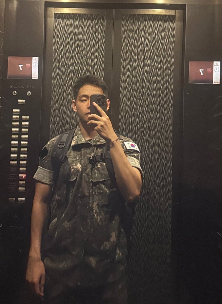 mubai__jk's tweet photo. เหมาะกับคำว่า รบกวนศลป.ให้พื้นที่ส่วนตัวฟค.ด้วย วันๆอะ 55555555555555555555555 https://t.co/YtRQu0xqlM