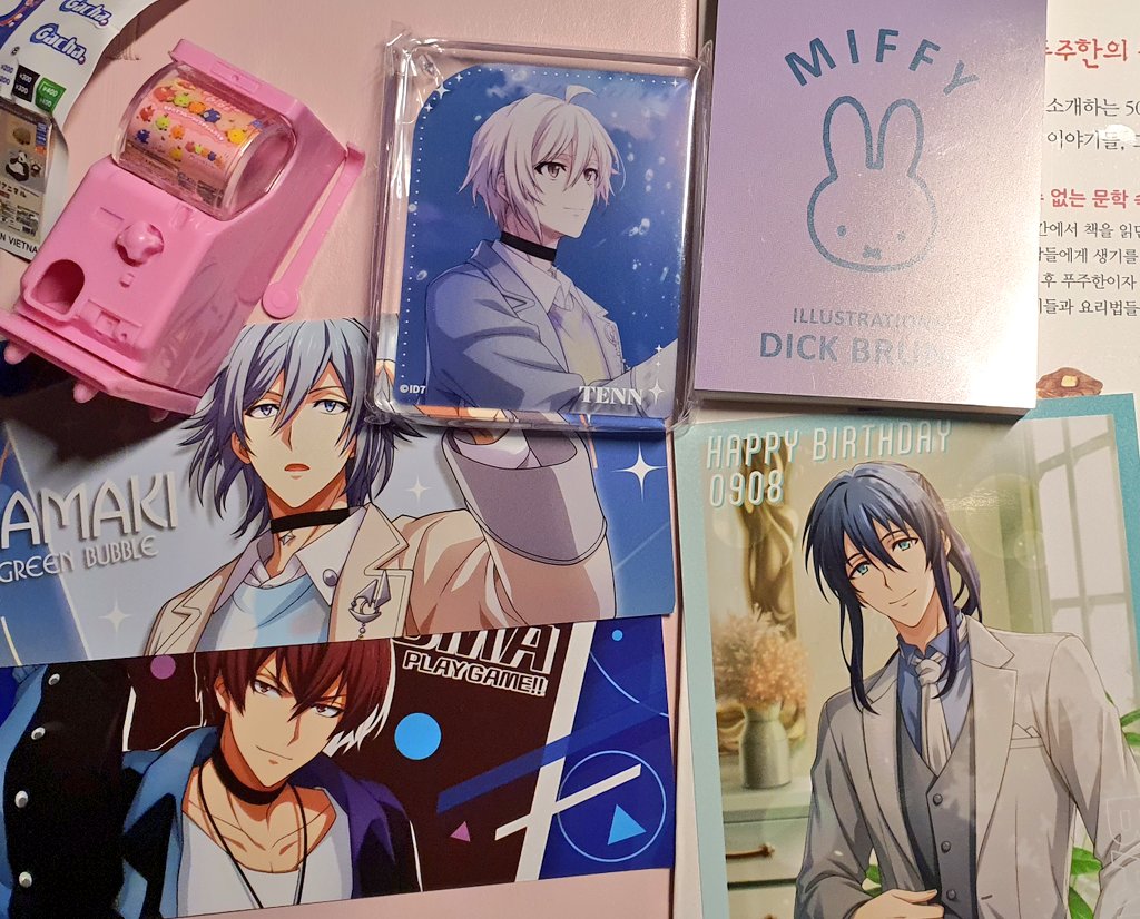 오늘의 전리품 
가챠의 가챠 생각보다 너무 뭐 많아서 재밋고 젛다 힛