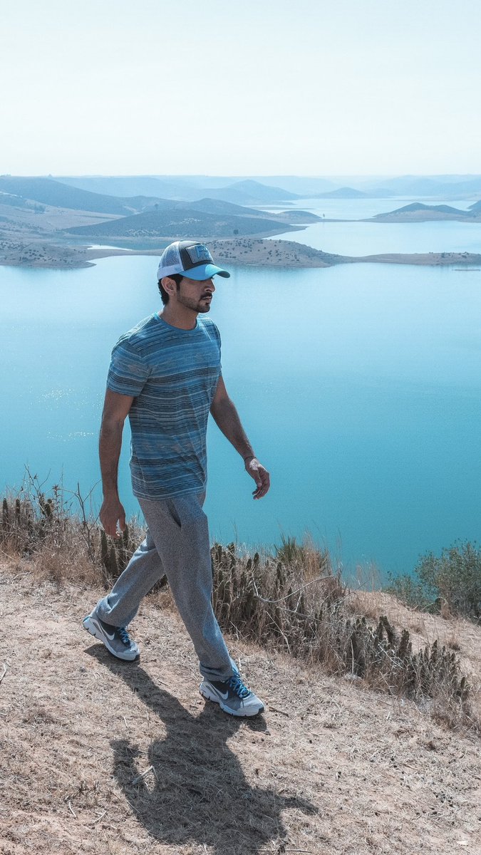 groupfazza's tweet image. بيني وبين مواصلك عـدّة اميـال
مـدري تبـي فـرقـاي والاّ تبـيـني
أقـول لدروبـك لو دروبـك طوال
بامشـيك دام ان الوفـا يحتويني
#فزاع ✍🏻