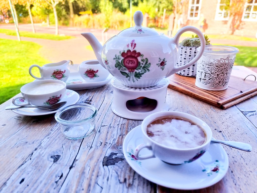 rotemohnblume's tweet photo. Das #TeeRitualMitMeinemGroßen heute na Oostfreeske Maneer 😍
Na, mein liebster #Twehemann @GaspodesWelt 🩶?
Endlich in dem Zwillingsmühlen Café #TouriDings mit Klünjtes und Wölkchen in den Tassen... Die ostfriesische Bräuche finde ich nett 😏 #Greetsiel https://t.co/1IrEw8vaBZ