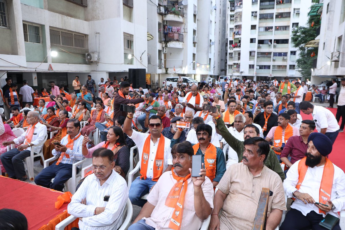 ભારતીય જનતા પાર્ટીના સદસ્યતા અભિયાન 2024 અંતર્ગત આજે મારા ઘાટલોડીયા વિધાનસભા ક્ષેત્રના મેમનગર વિસ્તારમાં વિકાસની રાજનીતિમાં ઉત્સાહ ધરાવતા અને રાષ્ટ્રભાવથી સભર નાગરિકો ભાજપમાં જોડાયા. 

ભાજપમાં જોડાવા માટે યુવાનોનો ઉત્સાહ જોઈને ખૂબ આનંદની લાગણી થઈ. પક્ષના કર્મઠ સાથીઓની ઉપસ્થિતિમાં