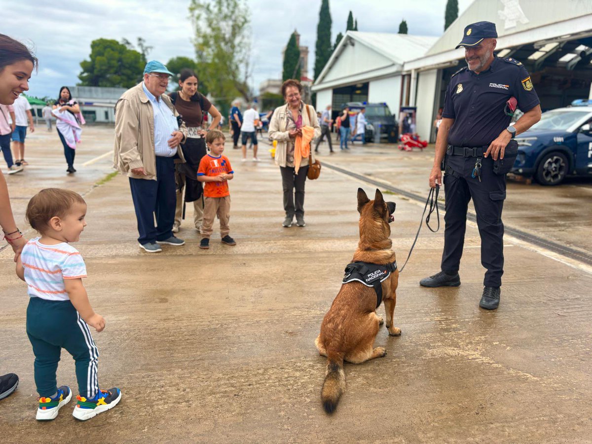 policia's tweet image. 💙Gracias a todos los que nos habéis acompañado hoy en la Jornada de puertas abiertas y exhibición de medios 🚔 organizada por la Fundació Parc  Aeronáutica de Catalunya, en el Aeropuerto de #Sabadell 

Los asistentes han podido ver cómo trabajan #UIP, #GuíasCaninos, #TEDAX-NRBQ,