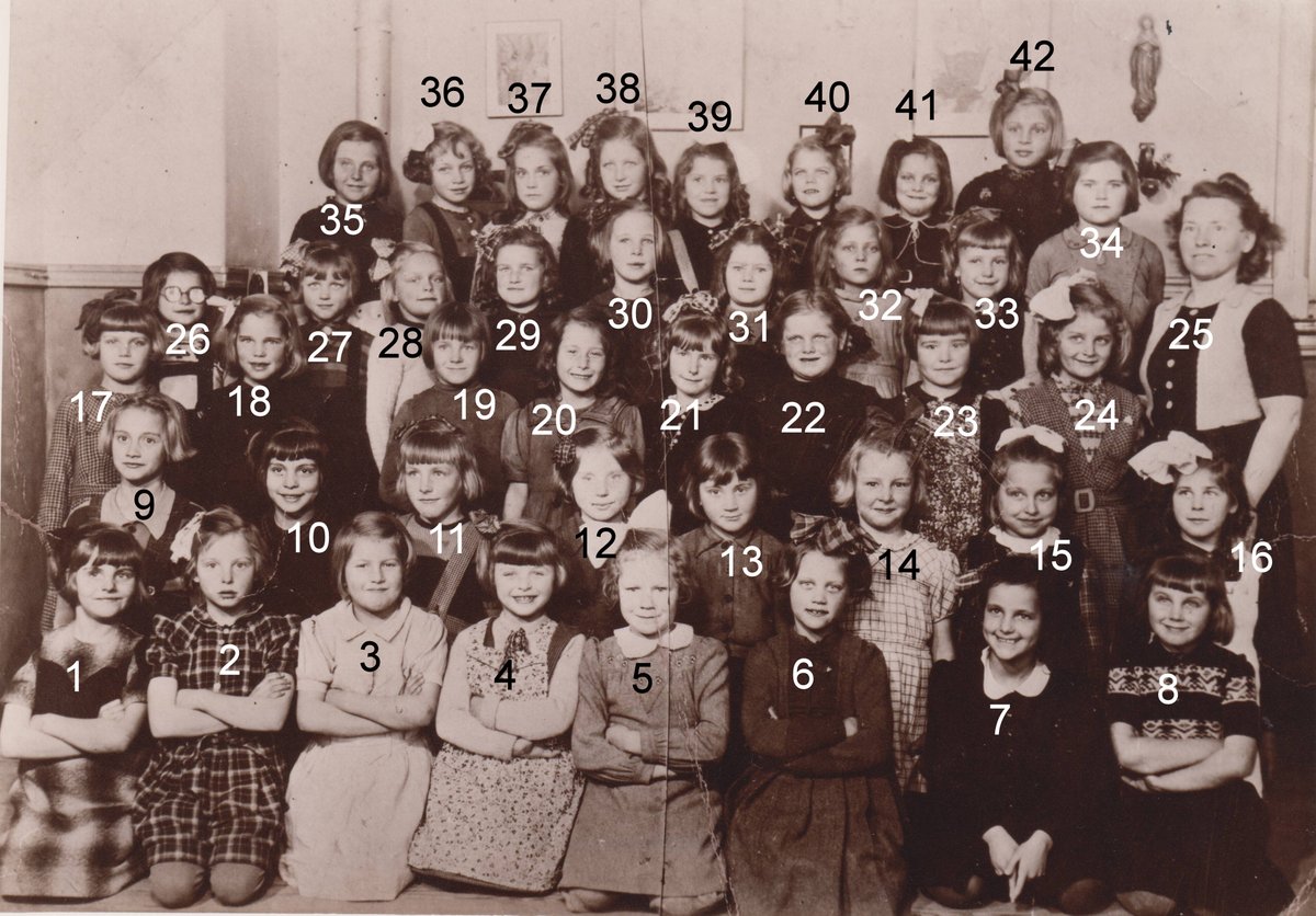 Een klas met 41 meisjes en juffrouw Roesink op de RK Meisjesschool in 1946-1947. Wie zijn deze meisjes? Reageer op facebook.com/hvwateringen of e-mail info@hvwk.nl.
#Wateringen #foto #school #onderwijs #geschiedenis #history #photo