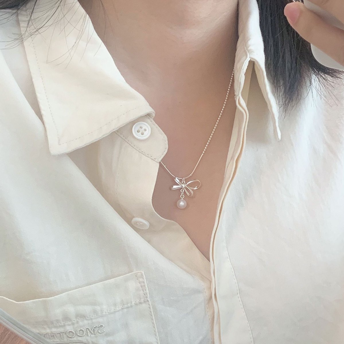 elsejewellery's tweet photo. ✨ Elevate your style with our stunning bow necklace, featuring a delicate silver design and a lovely pearl drop. Perfect for any occasion! 💖✨ 

#ELSEjewellery #Necklace #JewelryLove #FashionStatement #silvernecklace https://t.co/U7gpq6CiRq