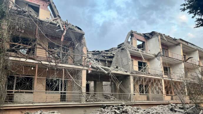 sternenko's tweet image. Vylkove, Odesa region. Hit the hotel today.
Mykolaivka, Donetsk region. Hit the hotel yesterday. 
Kryvyi Rih, an attack on the hotel the day before. 

In recent weeks, russians have literally included hotels in their list of planned targets and are hitting them almost daily.

The…