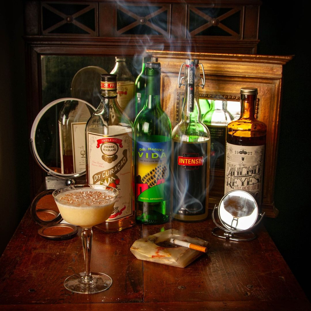 Kick back with a Smoke &amp; Mirrors, brought to life by @artistwithacocktail ✨️⁠
⁠
1 1/2 oz @delmagueymezcal Vida⁠
1/3 oz Barrow’s Intense Ginger Liqueur⁠
1/3 oz @ferrandcoganc Dry Curaçao⁠
1/3 oz <a href="/anchoreyes/">Ancho Reyes</a> Ancho Chili Liqueur ⁠
1/3 oz pineapple j… instagr.am/p/C_qKLf6NJPY/