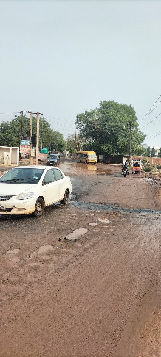 ChetansenSen95's tweet photo. @CommissionerAgr @dmmathura7512 @spgoyal @CMOfficeUP @myogiadityanath Naroli thana to Mathura junction Railway Station Raod too bad condition please check 
@AKSharmaOffice https://t.co/uwWjxHsyNm