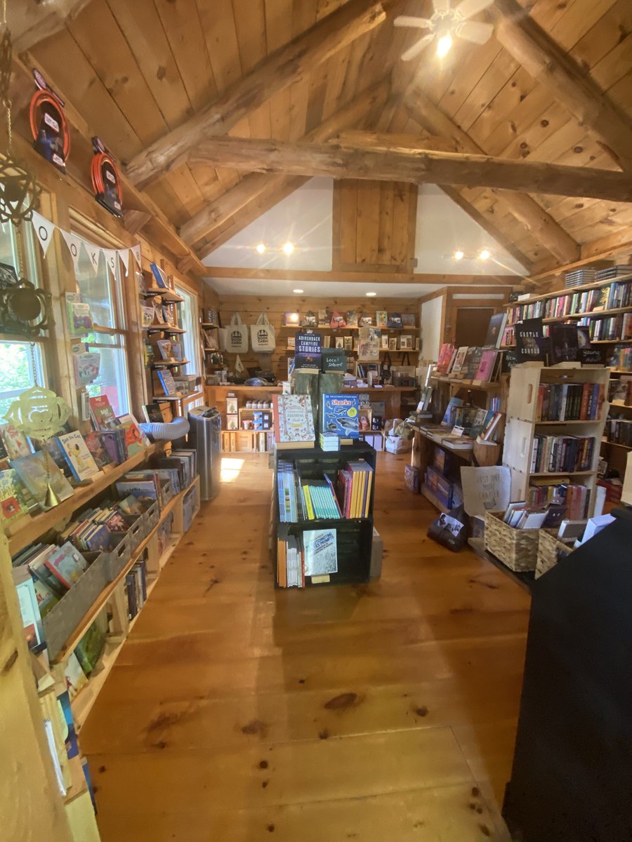 Sundays are better with a trip to the bookstore!

Open today 10-4. 📖💛