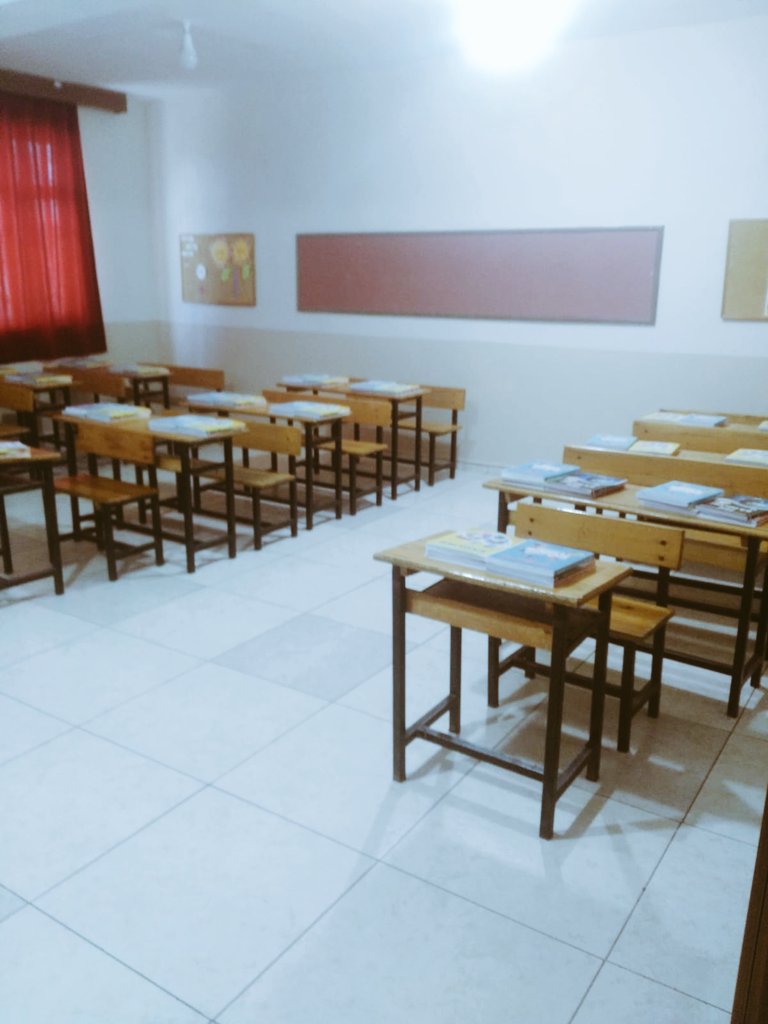 SOzgeYldz's tweet photo. Siz güzel güzel dinlenirken bizler sizin için çalışmaya devam ettik, sınıflarınızı her şeyiyle size hazır hâle getirdik. Okullarımız sizinle kucaklaşmayı bekliyor. #OkullarımızHazır @tcmeb @Yusuf__Tekin @ahpehlivan53 @fazilet_durmus https://t.co/LnBSoxnrGp