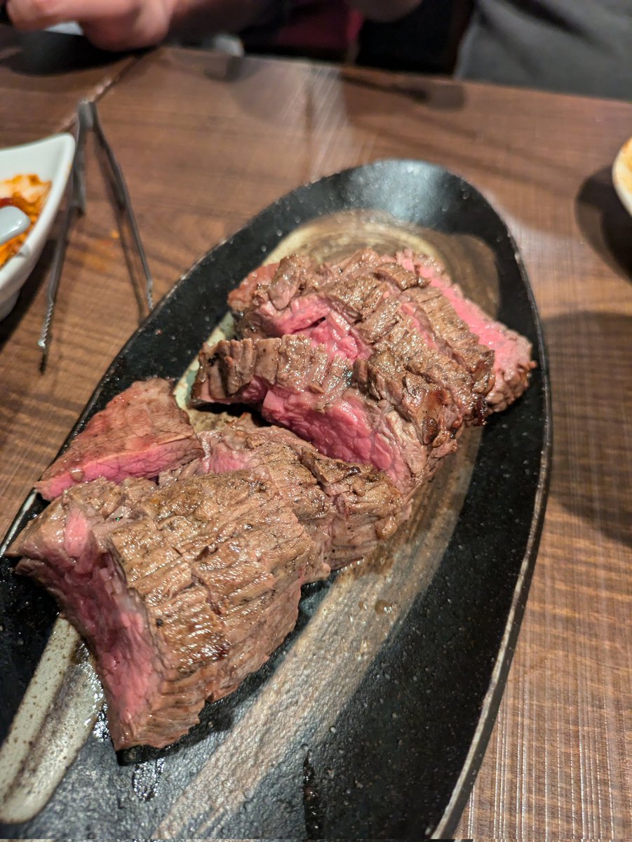 miya9090's tweet photo. 焼肉って自分で焼くものだと思ってた https://t.co/neMAlcfBxO