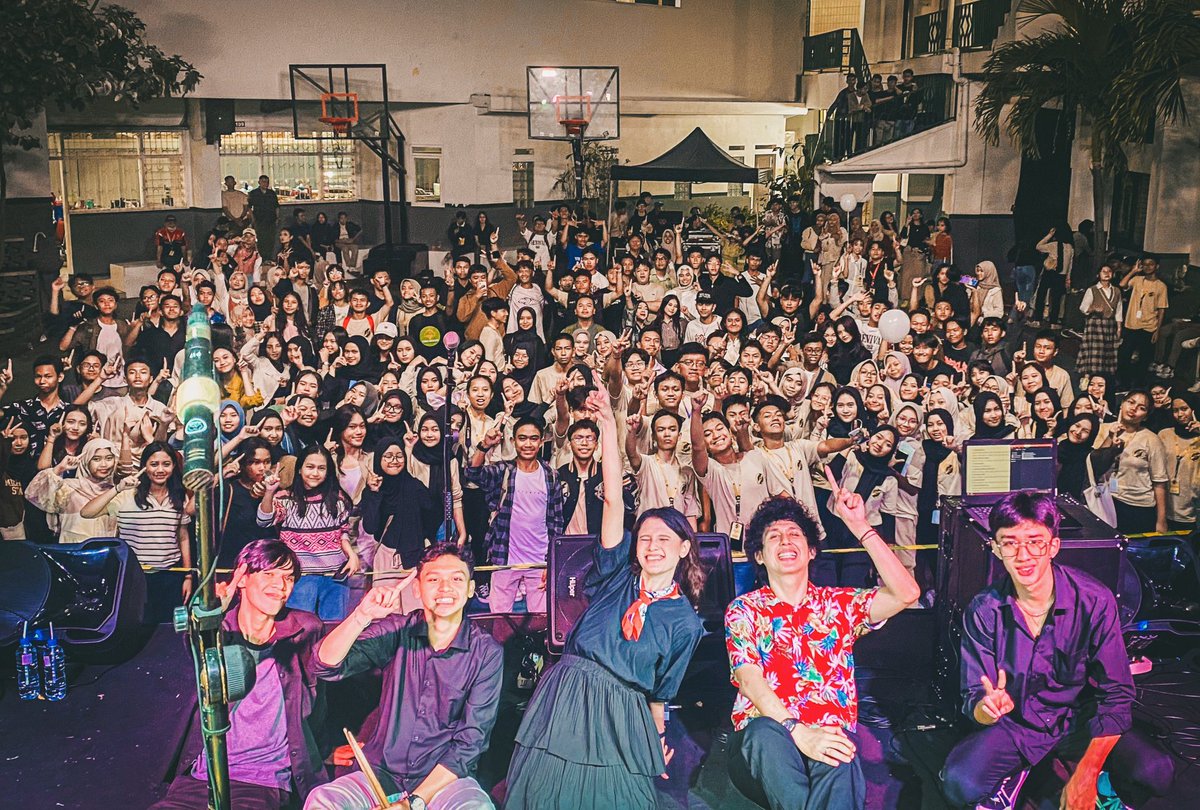 Di sana sekolahku SMA satuuu~♫

Di bawah panjimuuu kami bersatuu~♫

Dalam MITREKA SAAATATAAAAAA~♫ 

<a href="/indradindamusic/">Indra Dinda</a> <a href="/dindameicis/">Dinda Meicistaria</a> 💕