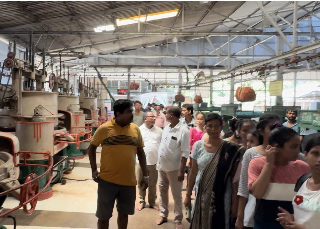Mrinal_MLA's tweet photo. #8pm : #PracticalEnvironment 13th #SundayClass . Day with the students . Nalbari students were very excited to see the process of tea manufacturing.
আজি দেওবৰীয়া পাঠশালাৰ ত্ৰয়োদশ দিন। আজি কাৰ্যসূচীত নলবাৰী জিলাৰ বনভাগ ঘোহকুছী হাইস্কুল, বনভাগ খাটা দিহজাৰি হাইস্কুল, গজেন্দ্ৰ মল্ল বুজৰবৰুৱা হাইস্কুলৰ ছাত্ৰ ছাত্ৰী সকলৰ লগতে খুমটাই জ্ঞানপীঠ একাডেমী আৰু মেলামৰা শংকৰদেৱ শিশু নিকেতনৰ ছাত্ৰ ছাত্ৰী সকলে অংশগ্ৰহণ কৰে। আজি আলহী শিক্ষক হিচাপে ছাত্ৰ ছাত্ৰী সকলৰ লগত বাৰ্তালাপ কৰে গোলাঘাট জিলা বন প্ৰাধিকাৰী শ্ৰীযুত সুশীল কুমাৰ ঠাকুৰ ডাঙৰীয়াই। ইয়াৰ পাছতে নলবাৰী জিলাৰ ছাত্ৰ ছাত্ৰী সকলক চাহ প্ৰস্তুতকাৰী শালমাৰা চাহ ফেক্টৰী, দুশ বছৰ গৰকা ঐতিহাসিক চিনাতলী বৰ নামঘৰ, চিনাতলী কাছ সংৰক্ষণ কেন্দ্ৰ, মেলামৰা সেউজ ক্ষেত্ৰ, মেলুহা, মেলামৰা ইক' টি টুৰিজিম চেণ্টাৰ আদি পৰিভ্ৰমণ কৰাই দিনটো তেওঁলোকৰ লগত অতিবাহিত কৰোঁ।
তেওঁলোকে চাহ প্ৰস্তুত কৰা পদ্ধতি দেখি নথৈ আনন্দিত হৈ পৰে।
See details 👉 https://t.co/ZM95rYiePY
#destinationkhumtai
#nalbari