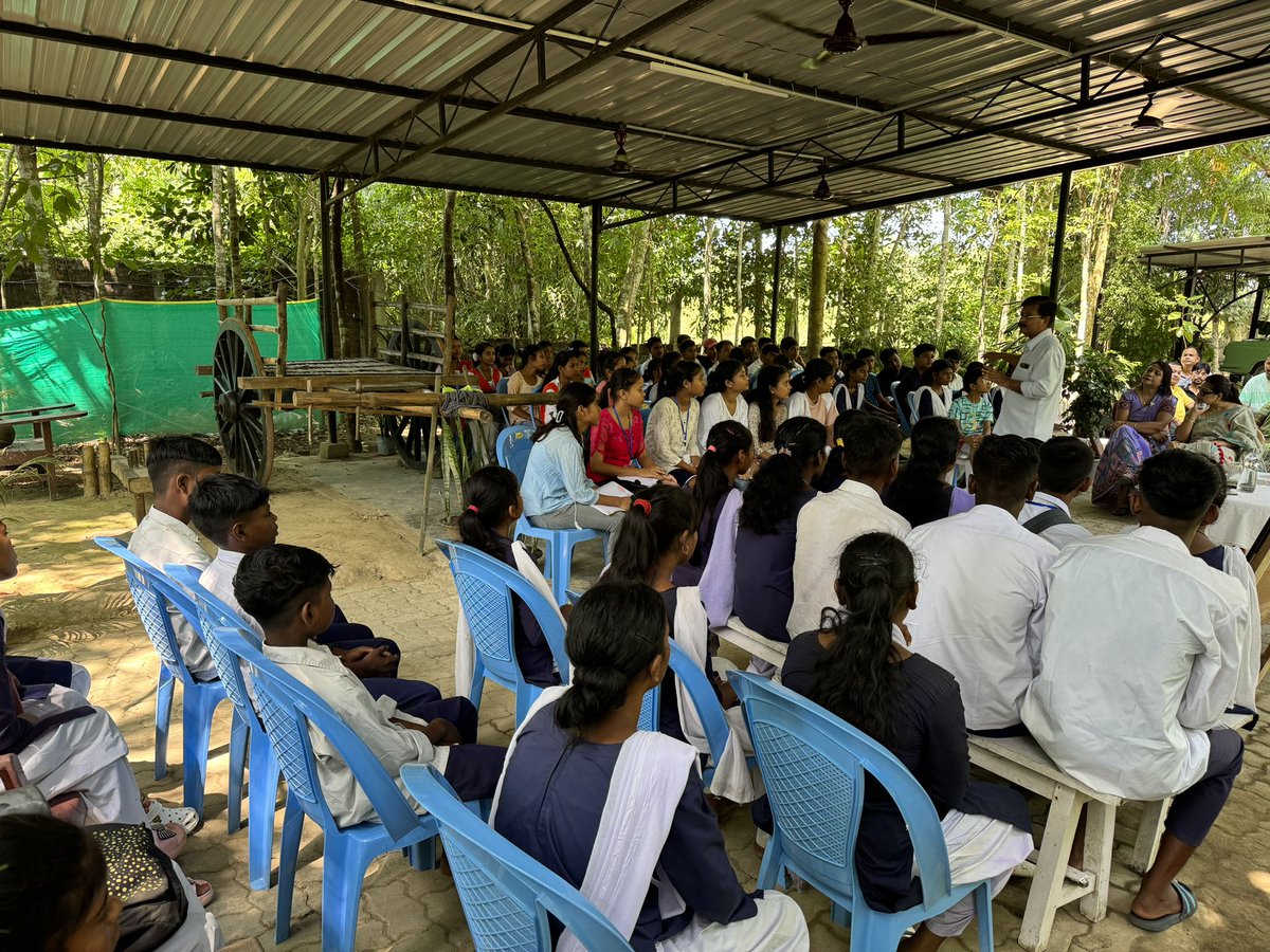 Mrinal_MLA's tweet photo. #8pm : #PracticalEnvironment 13th #SundayClass . Day with the students . Nalbari students were very excited to see the process of tea manufacturing.
আজি দেওবৰীয়া পাঠশালাৰ ত্ৰয়োদশ দিন। আজি কাৰ্যসূচীত নলবাৰী জিলাৰ বনভাগ ঘোহকুছী হাইস্কুল, বনভাগ খাটা দিহজাৰি হাইস্কুল, গজেন্দ্ৰ মল্ল বুজৰবৰুৱা হাইস্কুলৰ ছাত্ৰ ছাত্ৰী সকলৰ লগতে খুমটাই জ্ঞানপীঠ একাডেমী আৰু মেলামৰা শংকৰদেৱ শিশু নিকেতনৰ ছাত্ৰ ছাত্ৰী সকলে অংশগ্ৰহণ কৰে। আজি আলহী শিক্ষক হিচাপে ছাত্ৰ ছাত্ৰী সকলৰ লগত বাৰ্তালাপ কৰে গোলাঘাট জিলা বন প্ৰাধিকাৰী শ্ৰীযুত সুশীল কুমাৰ ঠাকুৰ ডাঙৰীয়াই। ইয়াৰ পাছতে নলবাৰী জিলাৰ ছাত্ৰ ছাত্ৰী সকলক চাহ প্ৰস্তুতকাৰী শালমাৰা চাহ ফেক্টৰী, দুশ বছৰ গৰকা ঐতিহাসিক চিনাতলী বৰ নামঘৰ, চিনাতলী কাছ সংৰক্ষণ কেন্দ্ৰ, মেলামৰা সেউজ ক্ষেত্ৰ, মেলুহা, মেলামৰা ইক' টি টুৰিজিম চেণ্টাৰ আদি পৰিভ্ৰমণ কৰাই দিনটো তেওঁলোকৰ লগত অতিবাহিত কৰোঁ।
তেওঁলোকে চাহ প্ৰস্তুত কৰা পদ্ধতি দেখি নথৈ আনন্দিত হৈ পৰে।
See details 👉 https://t.co/ZM95rYiePY
#destinationkhumtai
#nalbari