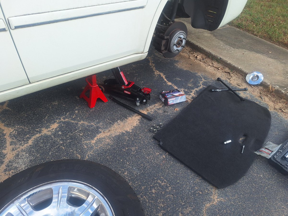 Mystrodaillest's tweet image. Just knocked out a quick brake job for my gf mom car🔧#SaveDatMoney