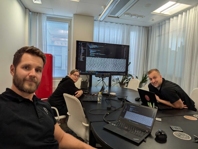 DymeSolutions's tweet photo. Mob Programming on ryhmäkoodauksen tekniikka, jossa kehittäjät työskentelevät samassa tilassa, yhdellä koneella ratkaisemassa yhteistä tehtävää. Yhdellä on koodi auki, muut ohjaavat ja antavat ideoita sekä tuoreita näkökulmia tekemiseen. Toimii esimerkiksi osaamisen jakamiseen! https://t.co/mprhgX1Jfn
