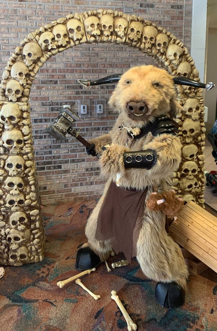 I was at #FandomKissimmee yesterday with my good friends Sir Loin the Minotaur from @GodsMonsters_FL and Geoffrey the Giraffe. It was a great time.