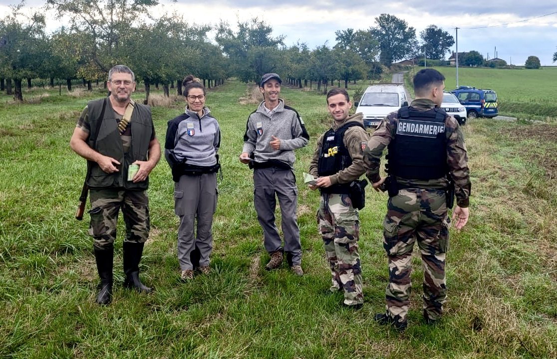 [UN DIMANCHE EN LOT-ET-GARONNE]
L’ouverture de la chasse a lieu ce dimanche. 
Ce fut l’occasion pour nos gendarmes, d’organiser un contrôle coordonné avec les agents de <a href="/OFBiodiversite/">Office français de la biodiversité</a>.

#NotreEngagementVotreSécurité
#gendarmerie #lotetgaronne #chasse