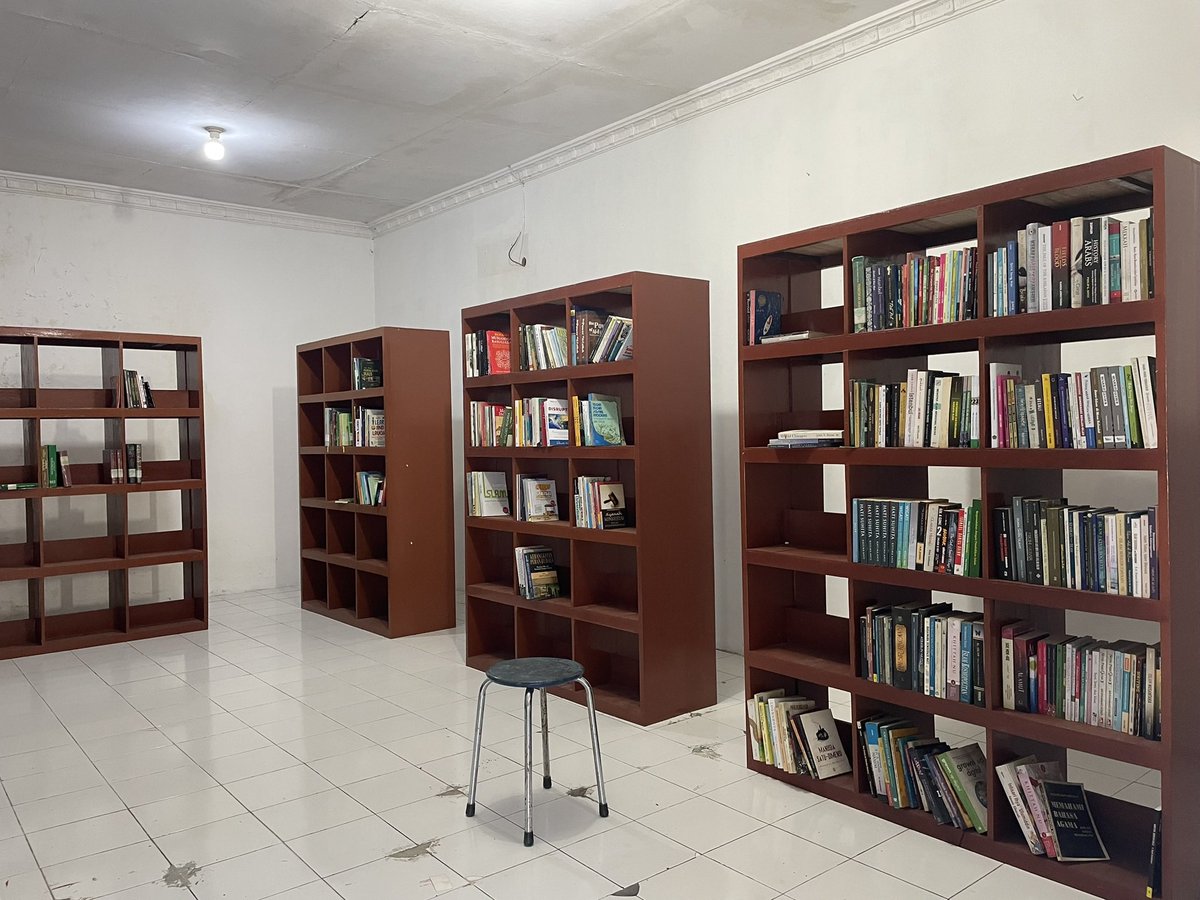 Buat temen-temen yang punya buku-buku dan merasa gak lagi dibutuhkan bisa disumbangkan ke (calon) pesantrenku. Insya Allah akan lebih bermanfaat. Alamat:

Ponpes Taswirul Afkar
Dusun Tlangu Desa Bulan
Wonosari, Klaten, Jateng - 57473
An. Hasan