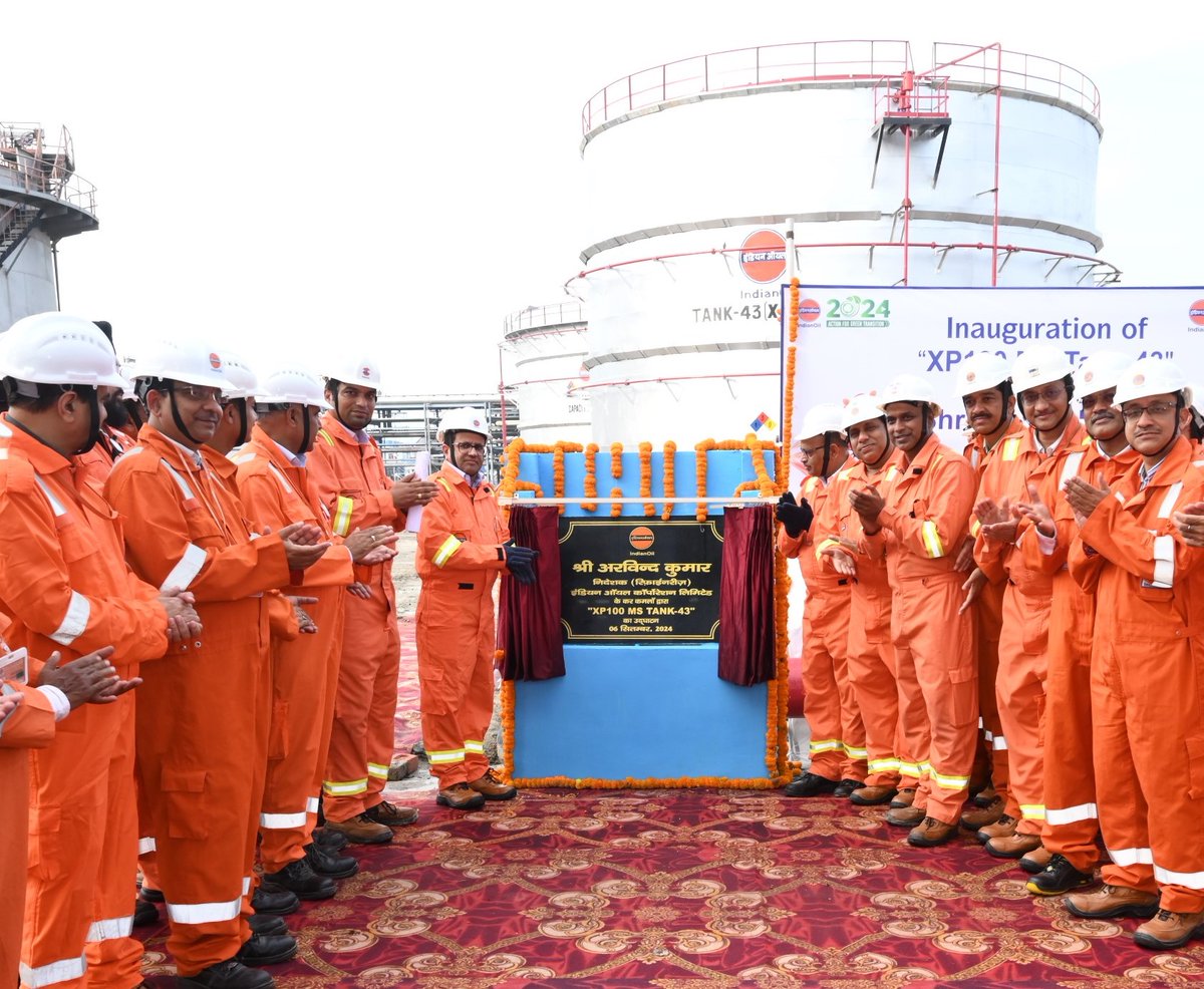 DirR_iocl's tweet photo. Thrilled to flag off the maiden batch of FCC ZSM-5 additive from India’s first Catalyst Manufacturing Unit (CMU) for use in Panipat Refinery, IOC—a remarkable #AtmanirbharBharat milestone! A pioneering achievement in the Indian oil industry, @IndianOilcl 's CMU will boost self-reliance by producing world-class catalysts and additives for FCC and hydro-processing units across its refineries.