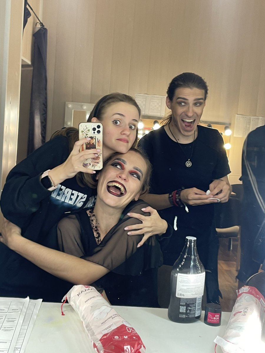 allamustdie's tweet photo. В общем, к новому театру, людям и спектаклям потихоньку притираемся
«Орфей» и вся его команда по-прежнему огромная любовная любовь
Работаем, работаем 💪🏻💪🏻 https://t.co/UbDvuEw4TW
