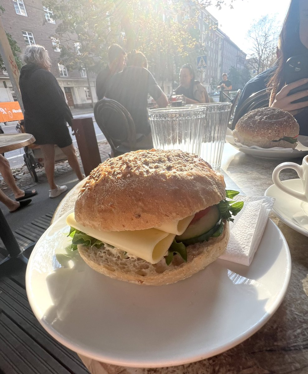 Yhdysvaltain alkuperäiskansa -kesä se vaan jatkuu, kiitos boomer-sukupolven, joka tuhosi maapallon. No päätin silti juhlistaa edelleen jatkuvaa kesää, ja matkustin tunnelibanaanilla brekkarille Sörkkaan. Helsinkihän on Suomen ainoa kaupunki, jossa on muitakin kahviloita kuin