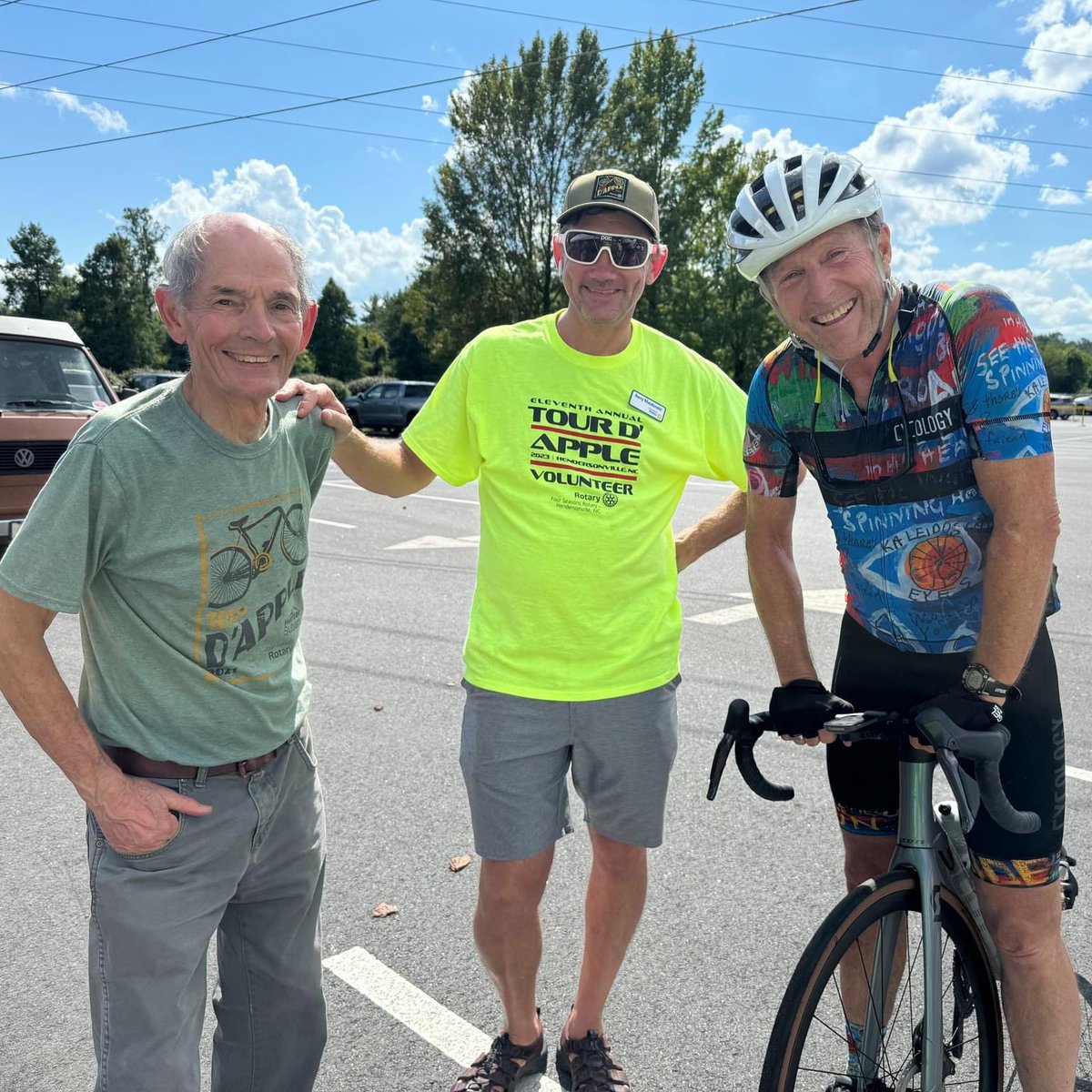 4SeasonsRotary's tweet image. We love seeing these great photos of our riders from the 12th Annual #TourDApple! Thank you all for helping us create lasting change here at home & around the globe! #Peopleofaction #RotaryGeek 💙💛 @Rotary @RotaryZones3334
