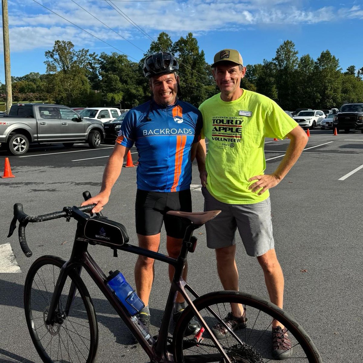 4SeasonsRotary's tweet image. We love seeing these great photos of our riders from the 12th Annual #TourDApple! Thank you all for helping us create lasting change here at home & around the globe! #Peopleofaction #RotaryGeek 💙💛 @Rotary @RotaryZones3334