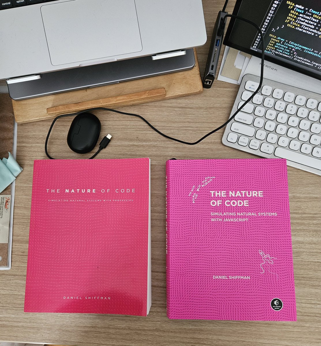 ArthurCloche's tweet image. I got the left one when I started my journey into creative coding 4 years ago, the second just came in the mail as I&apos;m now working as a creative dev @Shopify
Thanks @shiffman, these literally  changed my life.