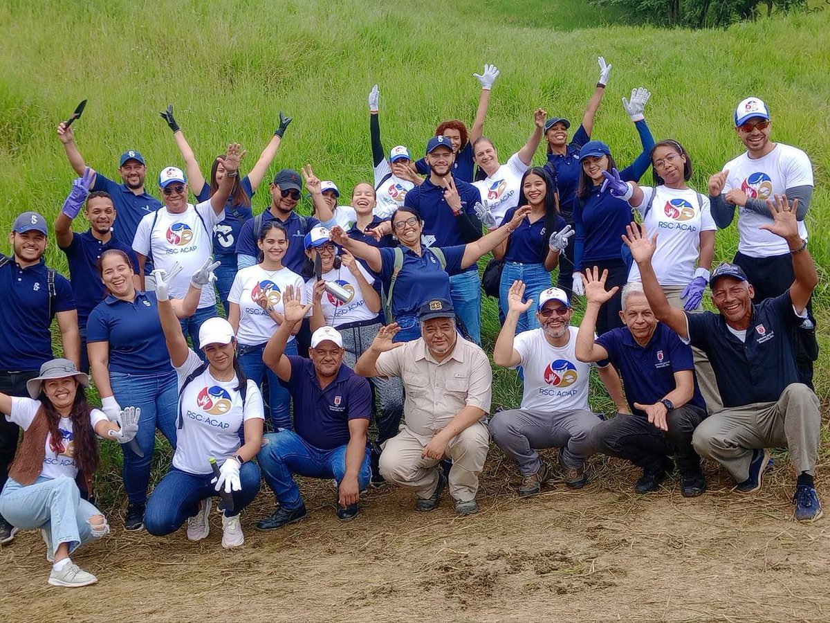 Jornada de siembra en unas de las parcelas que estamos reconvirtiendo en un sistema silvopastoril en Palo Alto, con la participación del voluntariado ambiental de @ACAPdom , en la cual colocamos más de 1,300 plantas de diversas especies nativas y endémicas de la zona.