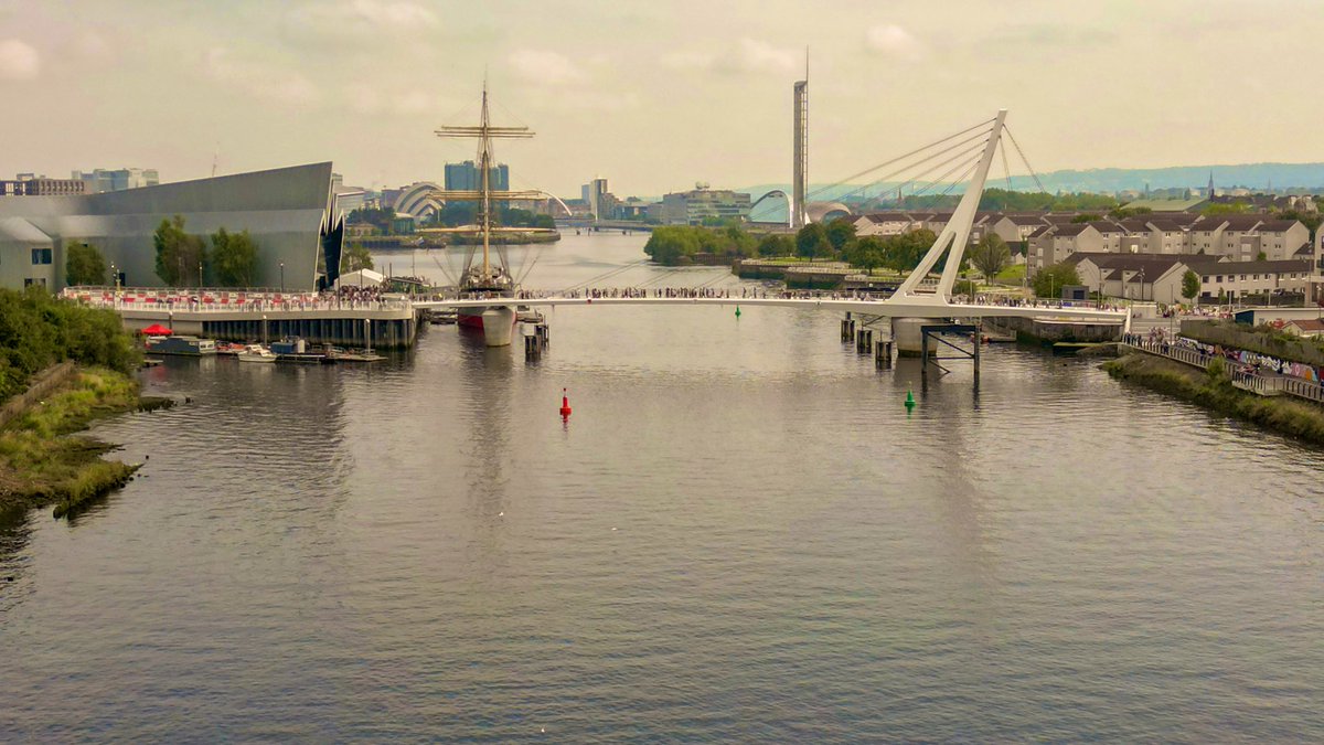 EyeintheskyGla's tweet image. Day 2 open to the public its the Govan Partick Bridge #govan #partick #waterrow #drone #pointhousequay #pedestrian #cycle #community #riverclyde #glasgow #glasgowfestival #clydebuilt @SunnyGRadio #PartickToGovanBridge #GlasgowLandmark #BridgingCommunities #glasgowsmilesbetter