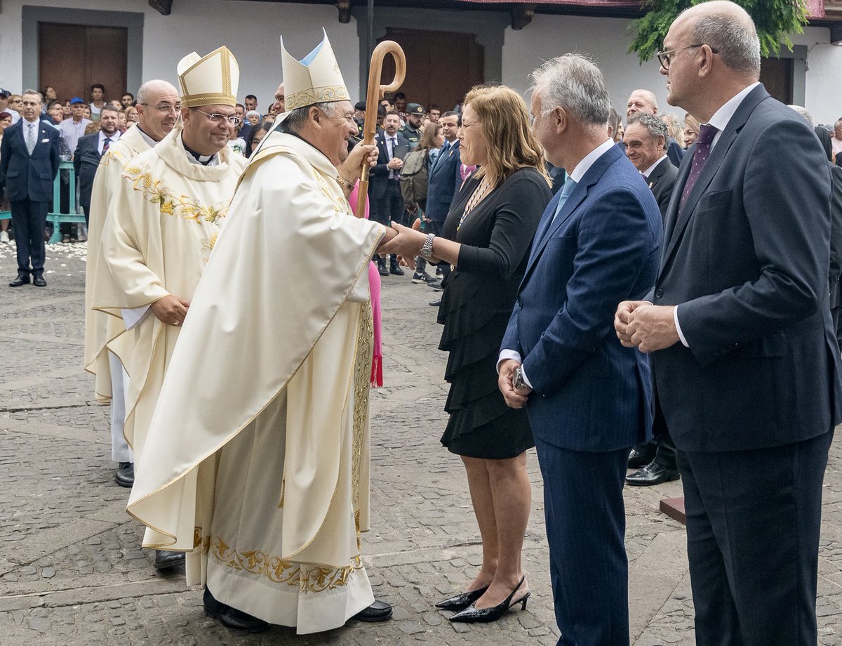 🏛️ La presidenta <a href="/parcan/">Parlamento Canarias</a>, <a href="/AstridPerezBat/">Astrid Perez</a>, asiste a los actos del día grande de Ntra Sra del Pino, en #Teror. “Una cita imprescindible para miles de canarios que viven con devoción el día de la virgen del Pino, con su esperada procesión por las calles de la Villa Mariana”, señaló