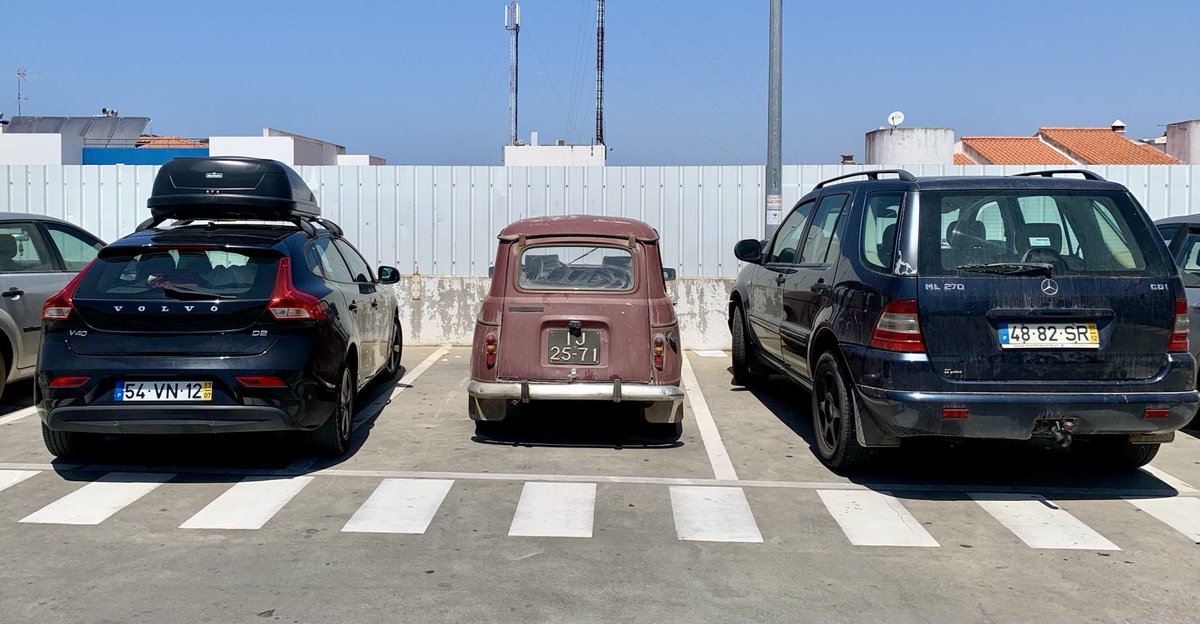 claudiusmaintz's tweet photo. Die fetten Jahre sind vorbei, dachte ich. Anders herum wird ein Schuh draus. Gesehen auf einem Supermarkt-Parkplatz in Portugal. #groessenverhaeltnisse https://t.co/z7GcSbzT5w