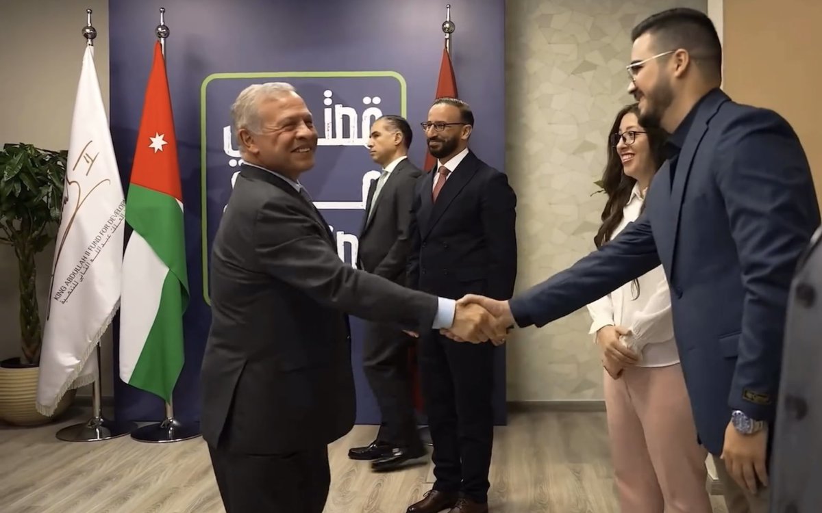 تشرفت بالأمس ومجموعة من الزملاء المستفيدون من مشاريع وبرامج صندوق الملك عبدالله الثاني للتنمية بإستعراض قصص النجاح أمام جلالة الملك عبدالله الثاني بن الحسين وسمو ولي العهد، خلال زيارته أمس للصندوق 

#مستمرون_على_العهد
#شبابنا_على_العهد
الديوان الملكي الهاشمي
صندوق الملك عبدالله