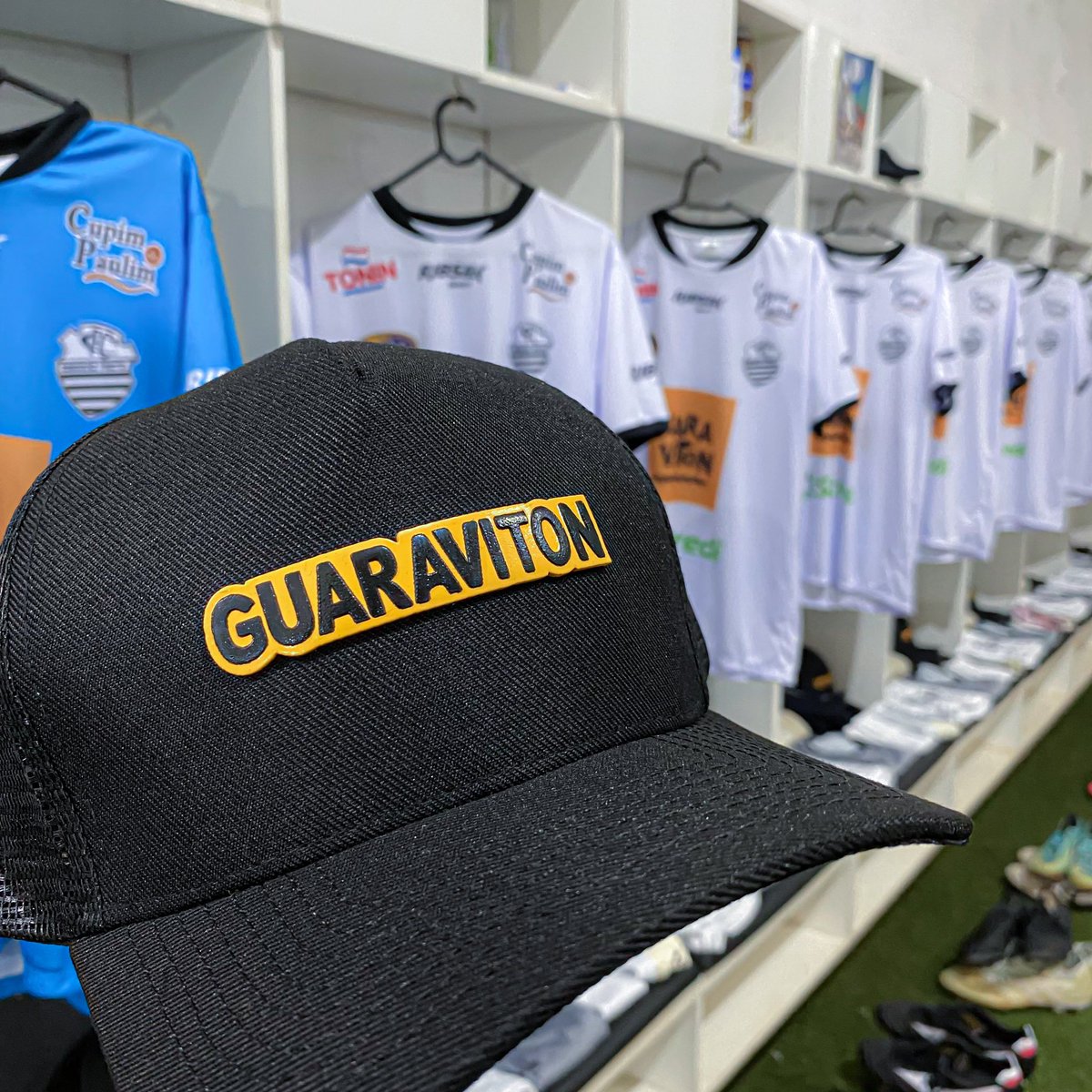ComercialFC's tweet photo. Daqui a pouco tem Leão do Norte em campo 🦁🦁🦁

E com novo patrocínio principal na camisa. A partir do jogo de hoje, a Guaraviton, da @minaliceoficial é nosso parceiro “Master” 🍹⚫️⚪️🦁

Vamos, meu Leão ⚫⚪⚫

#Comercial #LeaoDoNorte #Alvinegro https://t.co/cvBmnXdlyq