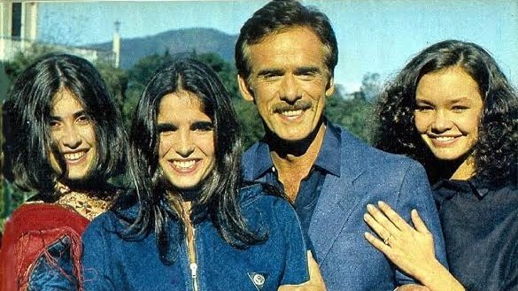 teledramaturgo's tweet photo. Horário das 22h em off:
. #EuPrometo (1983)
. #OsOssosDoBarão (1973)
. #Araponga (1990)
. #SinalDeAlerta (1978)
. #OPuloDoGato (1978)
. #Nina (1977)
. #Saramandaia (1976)
. #Gabriela (1975)
. #OBofe (1972)
. #BandeiraDois (1971)
. #OCafona (1971)
. #AssimNaTerraComoNoCéu (1970) https://t.co/HrF2dxG5Zy