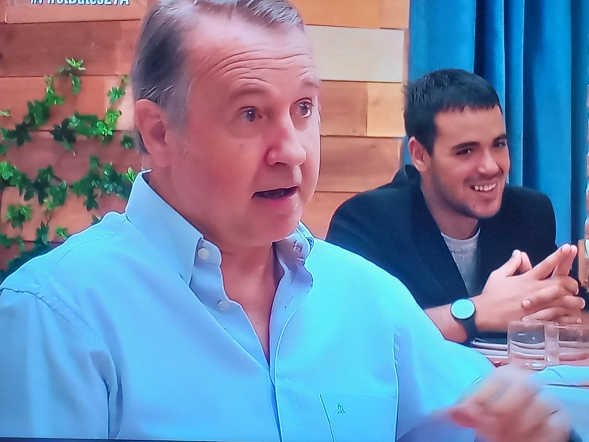 Legusta que lleven crucifijo ajajajaj pero este tío de donde a salido #FirstDates27A