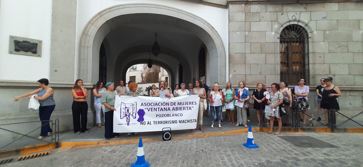 Hoy nos hemos concentrado para recordar a las mujeres asesinadas por violencia machista durante este mes.