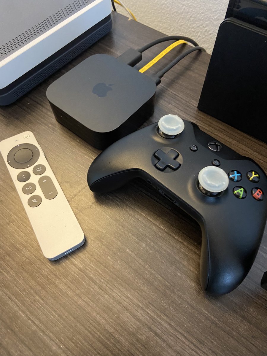 Neotokyoboy's tweet image. Me he pillado un Apple TV para jugar a los exclusivos de Apple Arcade en la TV.

🟢 Positivo: Puedes jugar a los a los juegos de Apple Arcade en la TV

🔴 Negativo: No son compatibles todos los juegos del catálogo!!