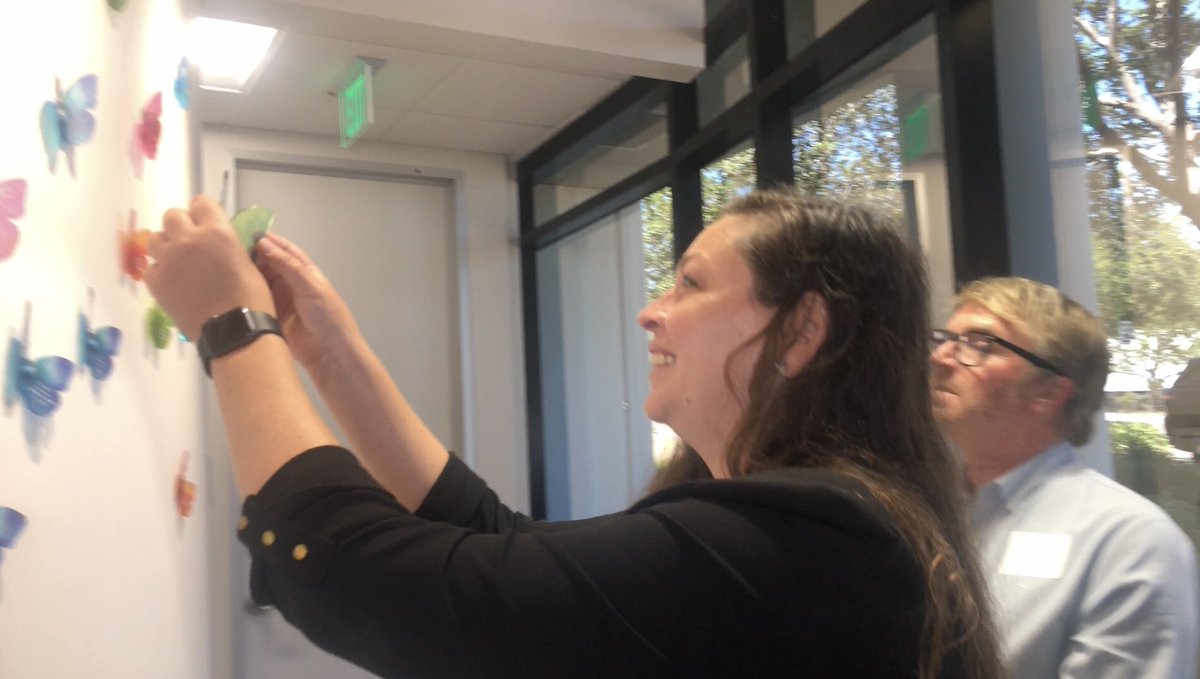 LifesharingSD's tweet image. THANK YOU to Congressman Mike Levin and District Representative Salome Tash for honoring the organ and tissue donors of California’s 49th Congressional District. Salome paid tribute to these heroes by placing a butterfly on Lifesharing’s memorial wall 🦋 #heroes #CA49