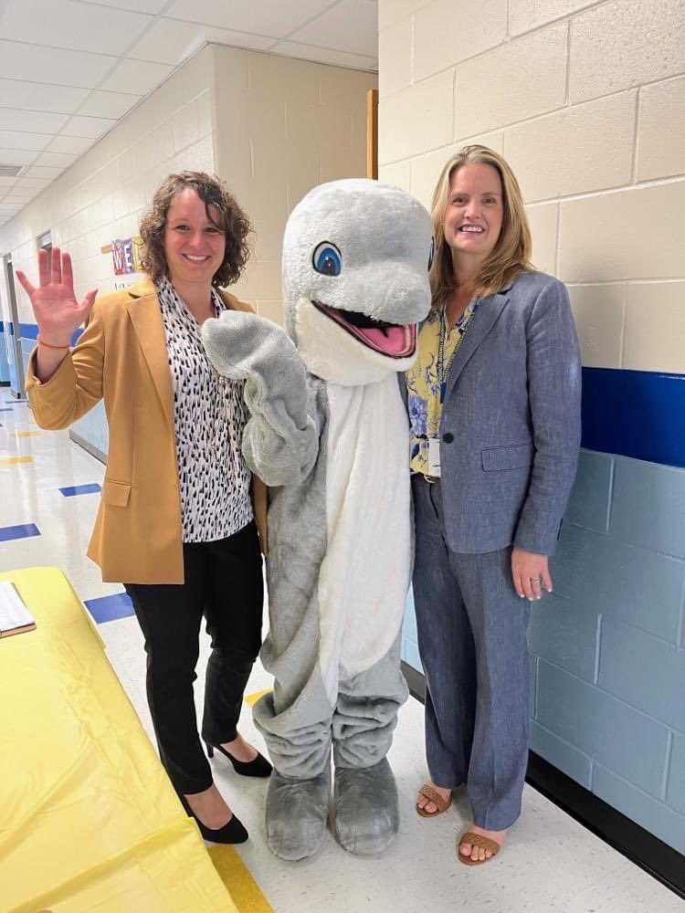 MTSD_DPedroza's tweet photo. The Ridgeway Dolphin is warmly welcoming families today for the Ridgeway Elementary School's Orientation Day! Students are excitedly meeting their teachers, spending time with their new Principal and Vice Principal, touring school buses &amp; having fun. @ThiffaultSarah https://t.co/ISUfVMInti